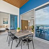 Waterfront 2-bed Oasis - Pool, Steam, Jacuzzi, Gym