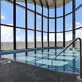 Chic 1-bed With Stunning Lake View & Indoor Pool