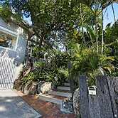 2-bed Beach House in Burleigh Heads Amidst Nature