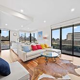 Inner-city 2-bed With Large Balcony, Garden & Gym