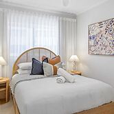 Stylish 3-bed Apartment in Coastal Redcliffe