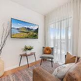 Gorgeous 3-bed House With Spacious Shared Backyard