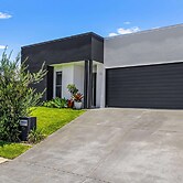 Premium 4-bed Coastal Escape With BBQ and Pool