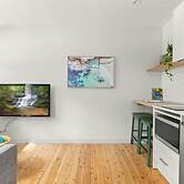 Modern 1-bed Pad Minutes Away From Beach