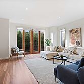 Chic 2-bed Home By Bustling Shops