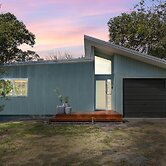 Cosy Getaway With Fireplace and Spacious Backyard