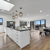 Chic 4-bed Beach House With Sea Views