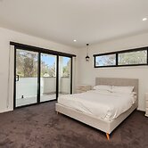 Spacious 5-bed Family Home in Giralang