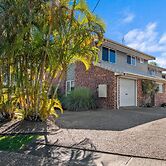 Family-friendly Flat With Balcony Views