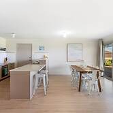 Spacious 3-bed Ground Level Beachside Stay