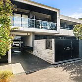 Bright 1BR Apartment Near Maribyrnong River