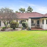 Peaceful Family Home: 4-bed, Pool, Alfresco Dining