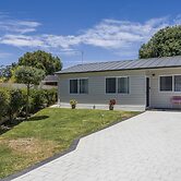 Bright and Spacious 2-bed Thornlie Family Home