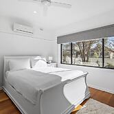 Spacious 3-bed With Outdoor Dining Near Airport