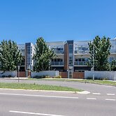 Elegant 2-bed Apartment With Balcony