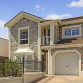Coastal 3-bed House With BBQ and Private Courtyard