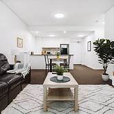 Comfy 1-bed With Spacious Courtyard & Parking