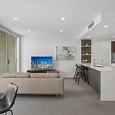 Sleek 2-bed With Balcony and Communal BBQ Area