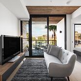 Chic 1-bed With a Sleek Balcony Near Shops