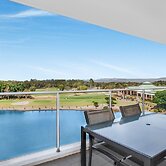 Lakeside Family Oasis With Pool, Gym and Balcony