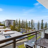 Feel The Sea Breeze: 1-bed With Pool, Gym & Views