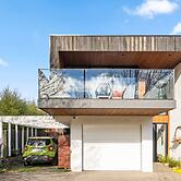 Luxurious 2-bed: Pool, Lift, Dining