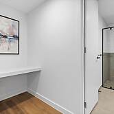 Modern Apartment on Burgundy Precinct & Parklands