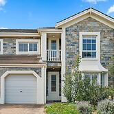 Coastal Luxury: 3-bed Townhouse 150m From Beach