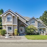 3 Mi to Sequoia Park Zoo: Spacious Home w/ Sunroom