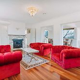 Restful Canberra Retreat in Spacious Terrace Home