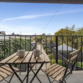 3-bed Campbelltown Stay With Private Balcony