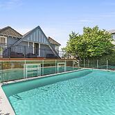 Poolside Stay - Close to Taronga Zoo & Luna Park