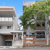 Vibrant 2-bed Apartment With Pool and Gym Access