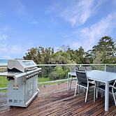 Oceanfront 4-bed Haven With BBQ & Alfresco Dining