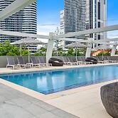 Elegant 2-bed With Stunning Views, Pool, Bbq, Gym