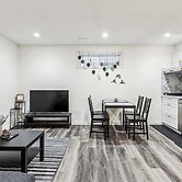 Charming Basement Suite With Parking & Laundry