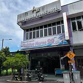 OYO 91242 Muar Golden Horse Hotel