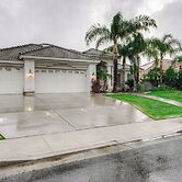 5 Mi to the Marketplace: Roomy Bakersfield Retreat