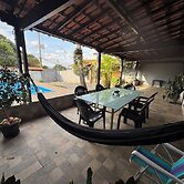 Casa espaçosa com piscina e churrasqueir