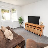 Modern 2-bed Home With Driveway Basingstoke
