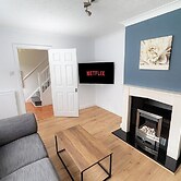 Comfortable 3-bed, 2-bath Basingstoke Stay