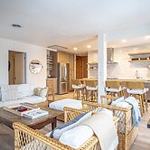 Sawtooth Ski Condo - Hot Tub + Walk to Ski Slopes!
