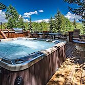 Corrock Style - Luxury Hot Tub Home Near Ski Lifts & Downtown Ketchum!