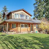 Hikes & Apples: Renovated Farmhouse in Gig Harbor!