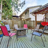 Family Retreat w/ Hot Tub & Game Room in Everett!