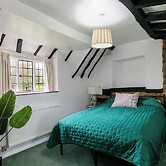 Lovely 5BD Home with Cinema & Games Room