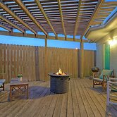Walk to Shops, Near Dining & Beach Central Port A Location Casa Coconu