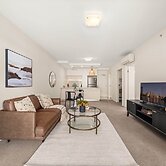 Chic West End Stay With Gym & Pool Access