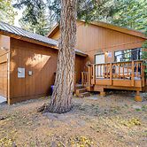 1 Mi to Skiing! Cabin Hideaway on June Lake Loop