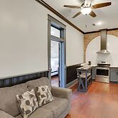 Walk to Museums! Historic Downtown Marshall Apt